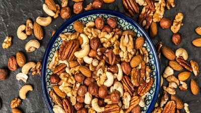 বিভিন্ন ড্রাই ফুডের সঙ্গে এই ফল খাওয়ার অভ্যাস আছে অনেকের। কেউ কেউ আবার সকালে খালি পেটে এটি খেয়ে থাকেন। কিন্তু আপনি কি জানেন, সকালে খালি পেটে আখরোট খেলে শরীরের কী কী পরিবর্তন ঘটে? (Disclaimer: এই প্রতিবেদনটি কেবলমাত্র সাধারণ তথ্যের জন্য, তাই বিস্তারিত জানতে হলে সর্বদা বিশেষজ্ঞের পরামর্শ নিন।)