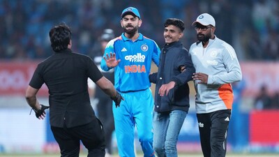 Fan Breaches Security to Hug Kohli; Guards Ignore Virat's Plea, Slap Fan