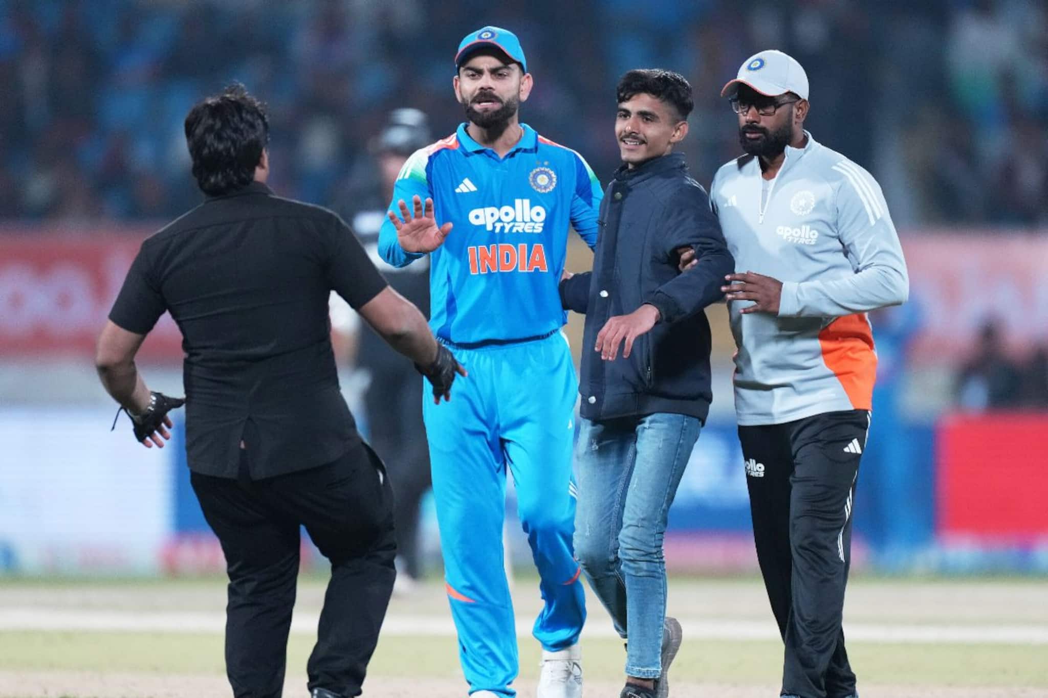 ফের নিরাপত্তা ভেঙে কোহলির কাছে দর্শক, বিরাটের অনুরোধ না মেনে নিরাপত্তারক্ষীরা যা করলেন! ফের নিরাপত্তা ভেঙে কোহলির কাছে দর্শক, বিরাটের অনুরোধ না মেনে নিরাপত্তারক্ষীরা যা করলেন!