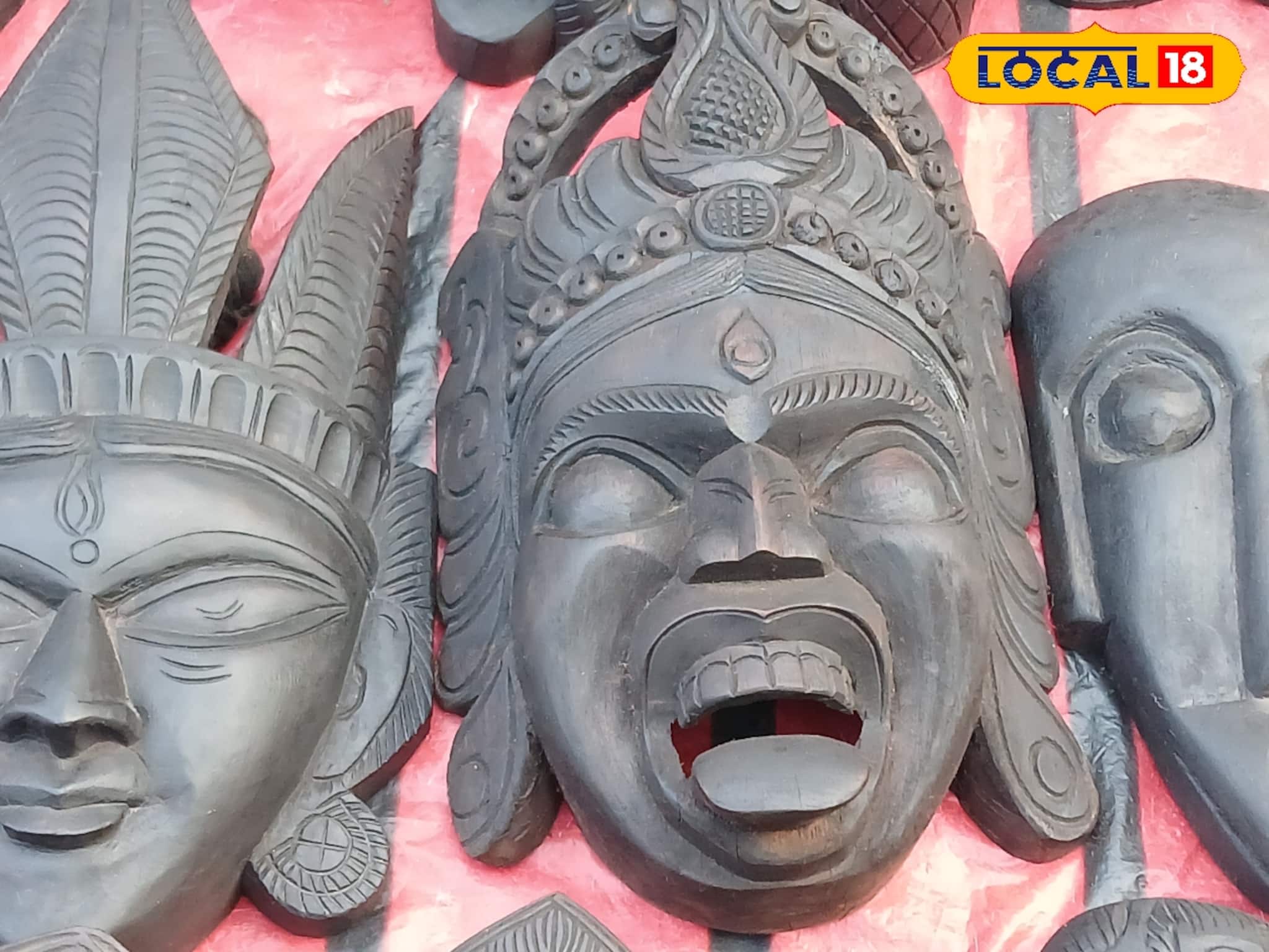 গামার কাঠের 'ব্ল্যাক' মুখোশ! কুচকুচে কালো রঙ ও উজ্জ্বলতা শোভা বাড়ায় বাড়ির অন্দরের