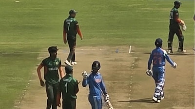 বৈভব আবরারের অহঙ্কারকে একেবারে বুঝিয়ে দিলেনভারতীয় দল প্রথমে ব্যাট করতে নামে। ভারতের শুরুটা ভালো হয়নি, মাত্র ১২ রান বাকি থাকতে দুটি উইকেট হারিয়ে। তবে, বৈভব সূর্যবংশী এই ম্যাচে ভালো ফর্মে ছিলেন, তার স্বাভাবিক আক্রমণাত্মক স্টাইলে চার ও ছক্কা মেরেছিলেন। বৈভবের বিস্ফোরক ব্যাটিং দেখে বাংলাদেশি খেলোয়াড়রা বিরক্ত হয়ে ওঠে এবং ভারতীয় তারকার মুখোমুখি হওয়ার চেষ্টা করে। এদিকে, বাংলাদেশের টপ-অর্ডার ব্যাটসম্যান জাওয়াদ আবরার এবং বৈভব সূর্যবংশীর মধ্যে উত্তপ্ত বাক্যবিনিময় শুরু হয়। জাওয়াদ বৈভব সূর্যবংশীকে কিছু বলেছিলেন, যার পরে বৈভব বাংলাদেশি ক্রিকেটারের দিকে আঙুল তুলে তাকে তিরস্কার করেছিলেন। দুজনের মধ্যে এই কথোপকথনের একটি ছবি ভাইরাল হচ্ছে।