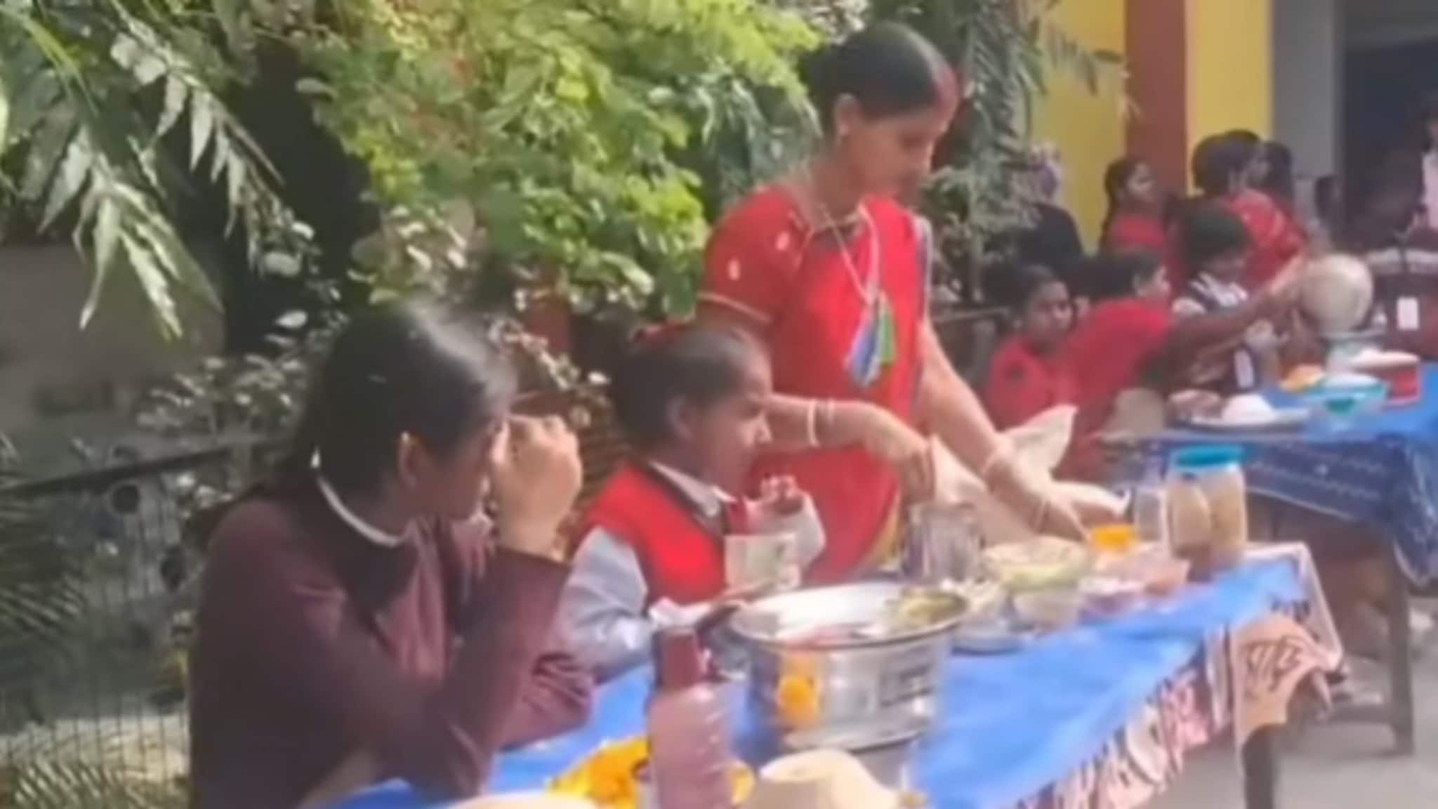 স্কুলেই পড়ুয়ারা বিক্রি করছে ঘুগনি-চপ! কারণটা কী? জেনে নি বিস্তারিত