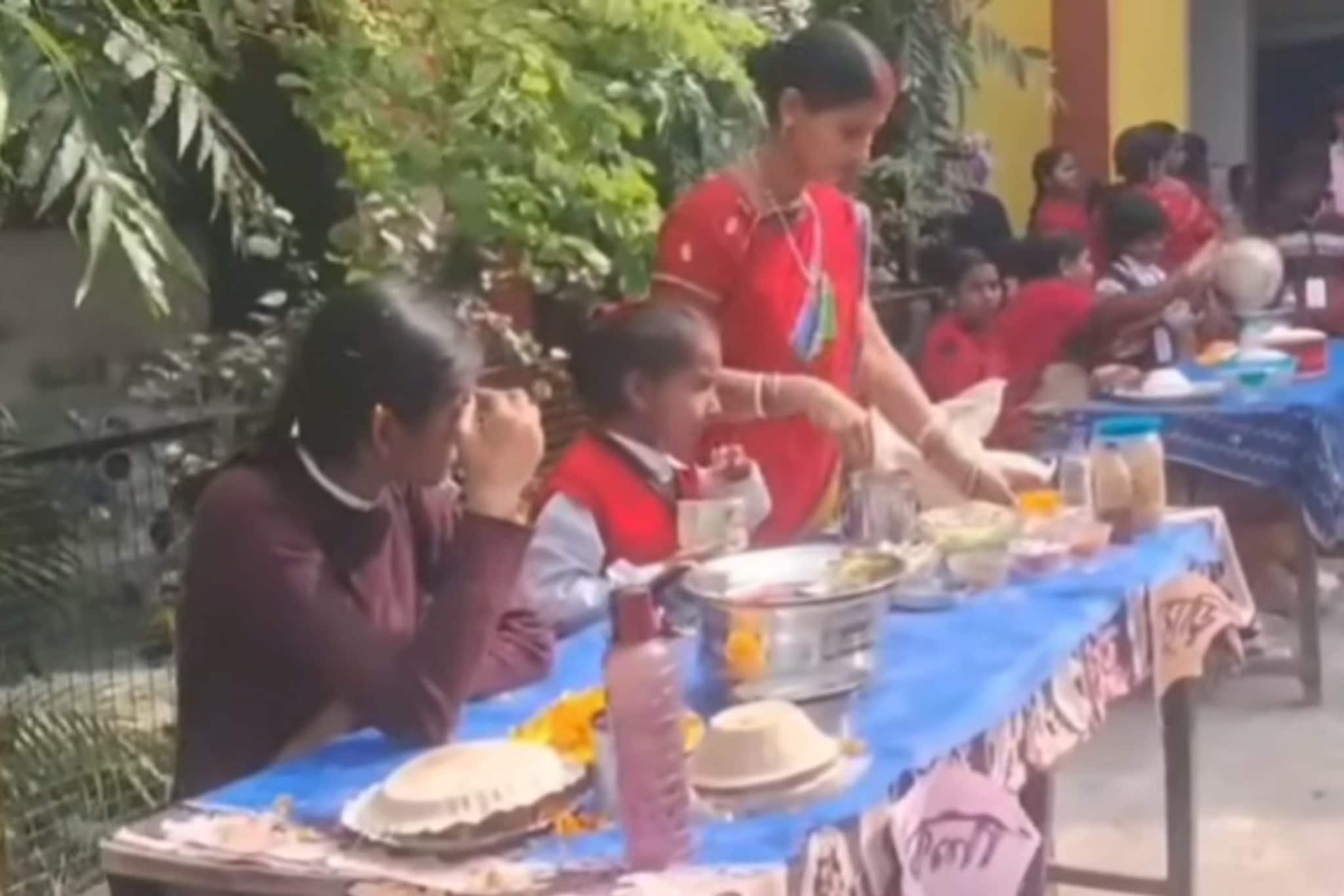 স্কুলেই পড়ুয়ারা বিক্রি করছে ঘুগনি-চপ! কারণটা কী? জেনে নি বিস্তারিত স্কুলেই পড়ুয়ারা বিক্রি করছে ঘুগনি-চপ! কারণটা কী? জেনে নি বিস্তারিত