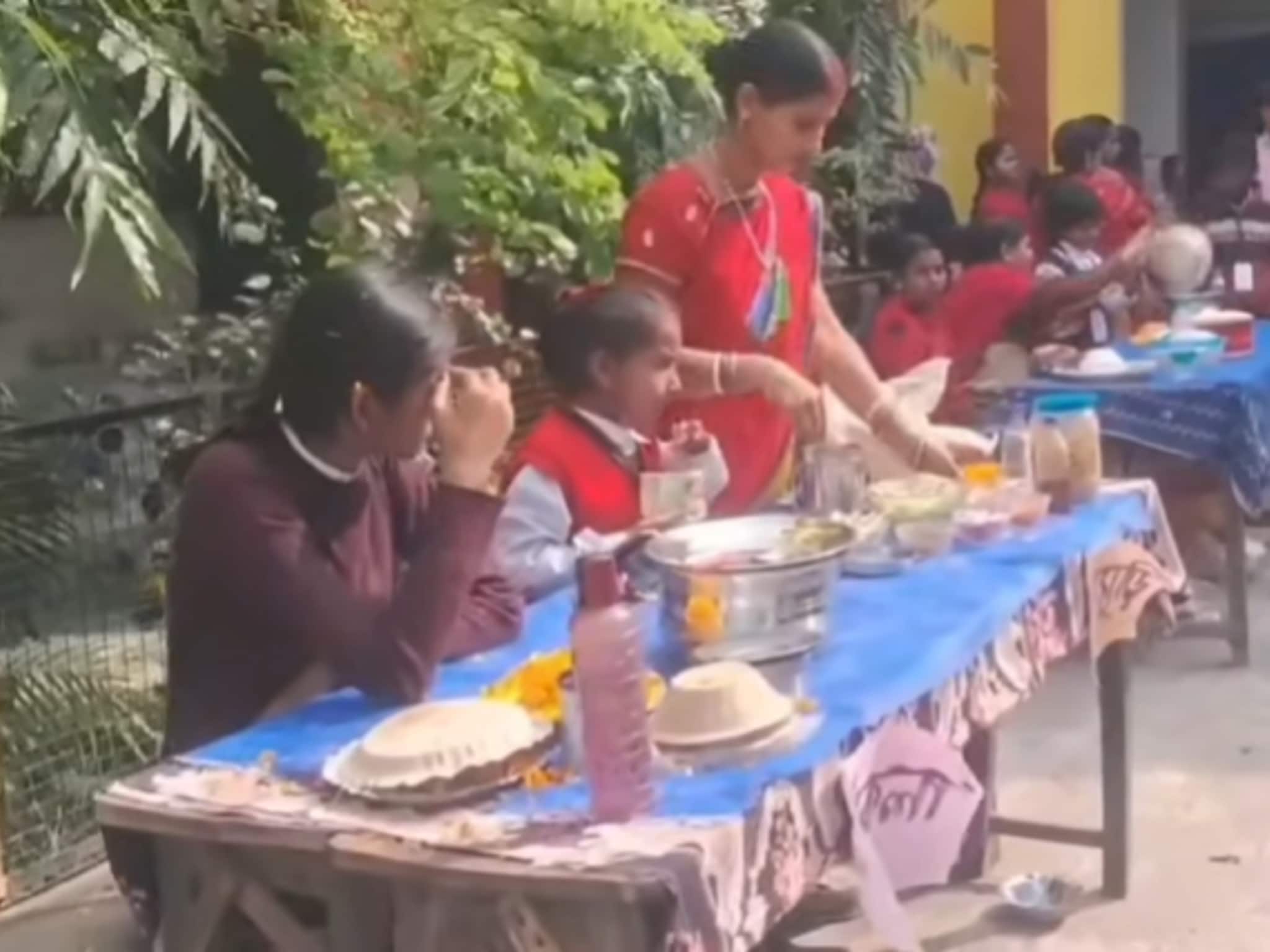 স্কুলেই পড়ুয়ারা বিক্রি করছে ঘুগনি-চপ! কারণটা কী? জেনে নি বিস্তারিত