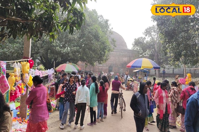 মালদহে জমজমাট পিকনিকের আসর। শীতের মরশুমে প্রাচীন নগরীতে উৎসবে মাতলেন পর্যটকরা। ঐতিহাসিক স্থাপত্য দর্শনের পাশাপাশি খোলামেলা সবুজ নিরিবিরি পরিবেশ কে উপভোগ করতে ভিড় জমছে পর্যটকদের।(ছবি ও তথ্য: জিএম মোমিন) মালদহে জমজমাট পিকনিকের আসর। শীতের মরশুমে প্রাচীন নগরীতে উৎসবে মাতলেন পর্যটকরা। ঐতিহাসিক স্থাপত্য দর্শনের পাশাপাশি খোলামেলা সবুজ নিরিবিরি পরিবেশ কে উপভোগ করতে ভিড় জমছে পর্যটকদের।(ছবি ও তথ্য: জিএম মোমিন)