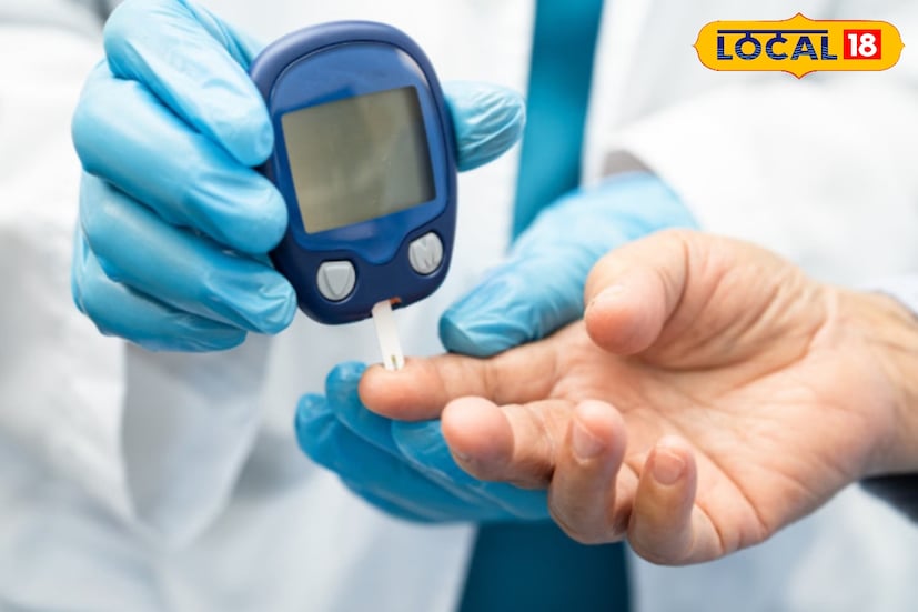 ডায়াবেটিসে আক্রান্ত হলে অনেককেই নিয়মিত একাধিক ওষুধের উপর নির্ভর করতে হয়। কিন্তু শুধু ওষুধ খেলেই কি সমস্যার সমাধান সম্ভব? দীর্ঘদিন অতিরিক্ত ওষুধ শরীরে অন্য কোনও পার্শ্বপ্রতিক্রিয়া তৈরি করছে না তো—এই প্রশ্নও উঠছে বারবার। এই প্রেক্ষিতেই ডায়াবেটিস নিয়ন্ত্রণে জীবনযাত্রার পরিবর্তনের উপর জোর দেওয়ার পরামর্শ দিলেন বসিরহাট জেলা হাসপাতালের উপমুখ্য স্বাস্থ্য আধিকারিক ডা. শ্যামল কুমার বিশ্বাস। ডায়াবেটিসে আক্রান্ত হলে অনেককেই নিয়মিত একাধিক ওষুধের উপর নির্ভর করতে হয়। কিন্তু শুধু ওষুধ খেলেই কি সমস্যার সমাধান সম্ভব? দীর্ঘদিন অতিরিক্ত ওষুধ শরীরে অন্য কোনও পার্শ্বপ্রতিক্রিয়া তৈরি করছে না তো—এই প্রশ্নও উঠছে বারবার। এই প্রেক্ষিতেই ডায়াবেটিস নিয়ন্ত্রণে জীবনযাত্রার পরিবর্তনের উপর জোর দেওয়ার পরামর্শ দিলেন বসিরহাট জেলা হাসপাতালের উপমুখ্য স্বাস্থ্য আধিকারিক ডা. শ্যামল কুমার বিশ্বাস।