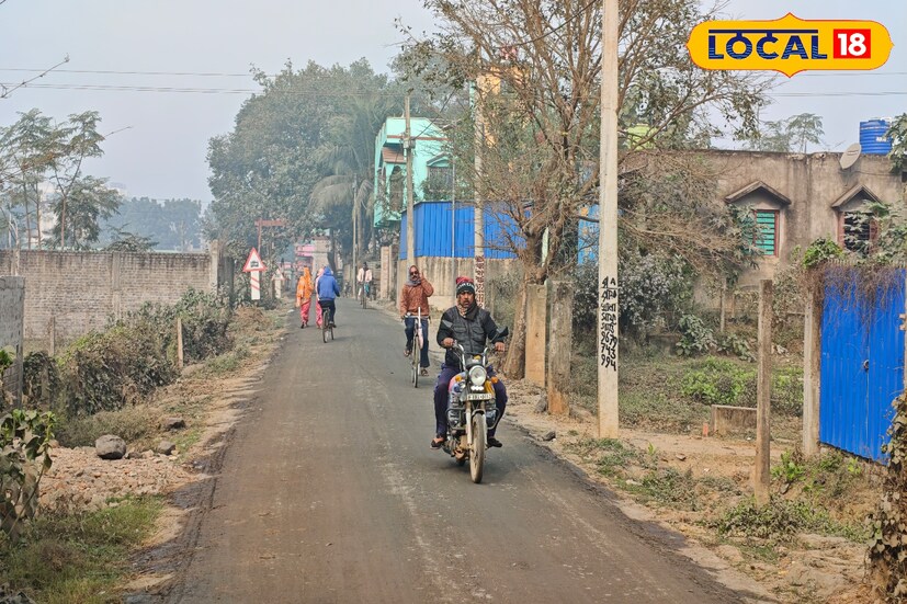 *বছরের প্রথম দিন (বৃহস্পতিবার, ১ জানুয়ারি ২০২৬) বাঁকুড়ায় আকাশে হালকা ধোঁয়াটে/হেজি রোদ দেখা যাচ্ছে। সকাল-বেলা তুলনামূলক নরম রোদ থাকলেও শীতের ছোঁয়া টের পাওয়া যাচ্ছে। এখনকার পরিস্থিতিতে তাপমাত্রা প্রায় ২১°C-এর আশেপাশে ঘোরাফেরা করছে।
