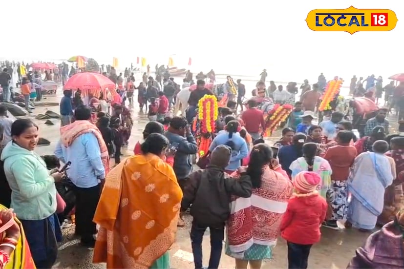 বর্ষবরণ উপলক্ষে থিকথিকে ভিড় দিঘায়। বছরের প্রথম দিনেই পর্যটকে উপচে পড়েছে সৈকত নগরী। দিঘার সমুদ্র সৈকত থেকে শুরু করে প্রতিটি পার্কে কানায় কানায় পর্যটক। পরিবার পরিজন ও বন্ধুদের সঙ্গে নতুন বছরকে স্বাগত জানাতে ভিড় জমিয়েছেন পর্যটকরা। তুলনামূলক ঠান্ডা কম থাকায় সকাল থেকেই সমুদ্র স্নানে মেতে উঠেছেন। কেউ আবার সৈকতের ধারে বসে সময় কাটাচ্ছেন। বর্ষ বরণে ছবি তোলা, আনন্দ আর উচ্ছ্বাসে মুখর দিঘা। (তথ্য ও ছবি : মদন মাইতি)