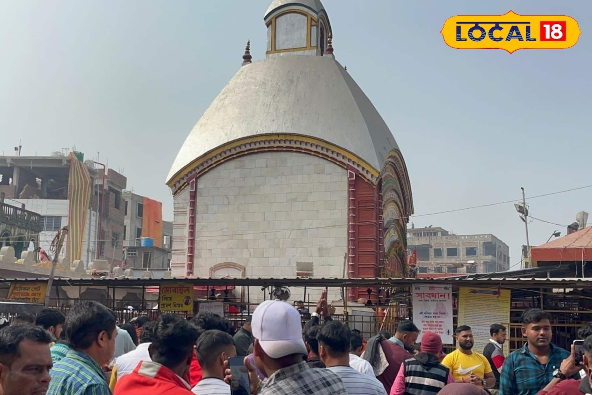 নববর্ষের প্রথম দিন শুরু হল তারা মায়ের দর্শন করে, লক্ষ লক্ষ ভক্তের সমাগম তারাপীঠ মন্দিরে নববর্ষের প্রথম দিন শুরু হল তারা মায়ের দর্শন করে, লক্ষ লক্ষ ভক্তের সমাগম তারাপীঠ মন্দিরে