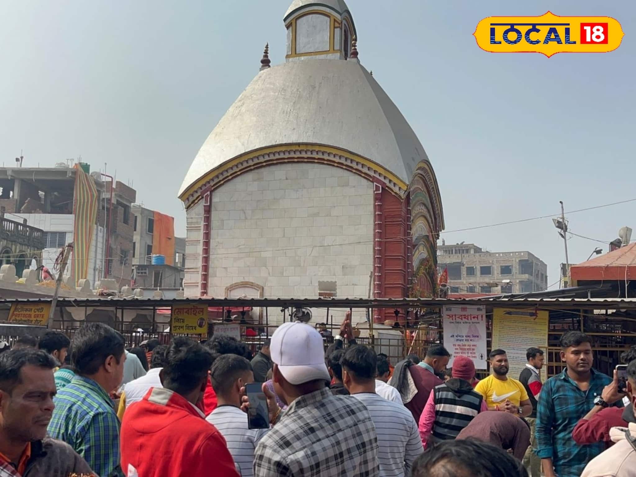 নববর্ষের প্রথম দিন শুরু হল তারা মায়ের দর্শন করে, লক্ষ লক্ষ ভক্তের সমাগম তারাপীঠ মন্দিরে নববর্ষের প্রথম দিন শুরু হল তারা মায়ের দর্শন করে, লক্ষ লক্ষ ভক্তের সমাগম তারাপীঠ মন্দিরে