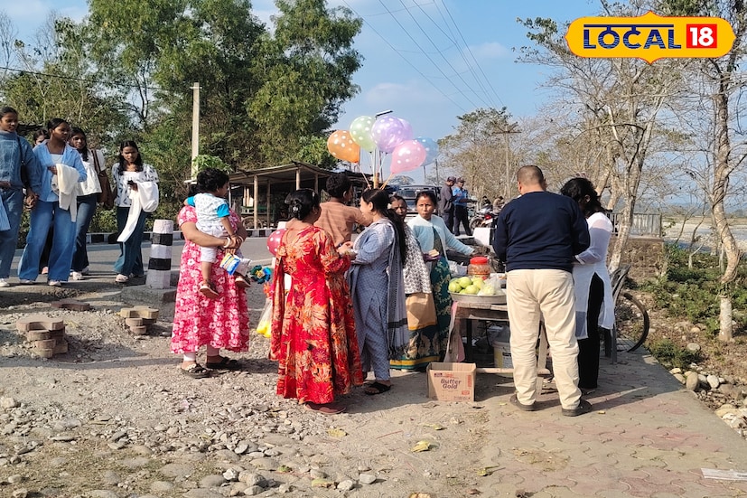 ইংরেজি নববর্ষের প্রথম দিনেই উৎসবের আবহ ডুয়ার্সের মূর্তি নদী চত্বরে। গরুমারা জঙ্গল সংলগ্ন পাহাড় থেকে নেমে আসা স্বচ্ছ ও ঠান্ডা জলে হাঁটুসমান নেমে আনন্দে মেতে উঠেছেন বিভিন্ন প্রান্ত থেকে আসা পর্যটকরা। 