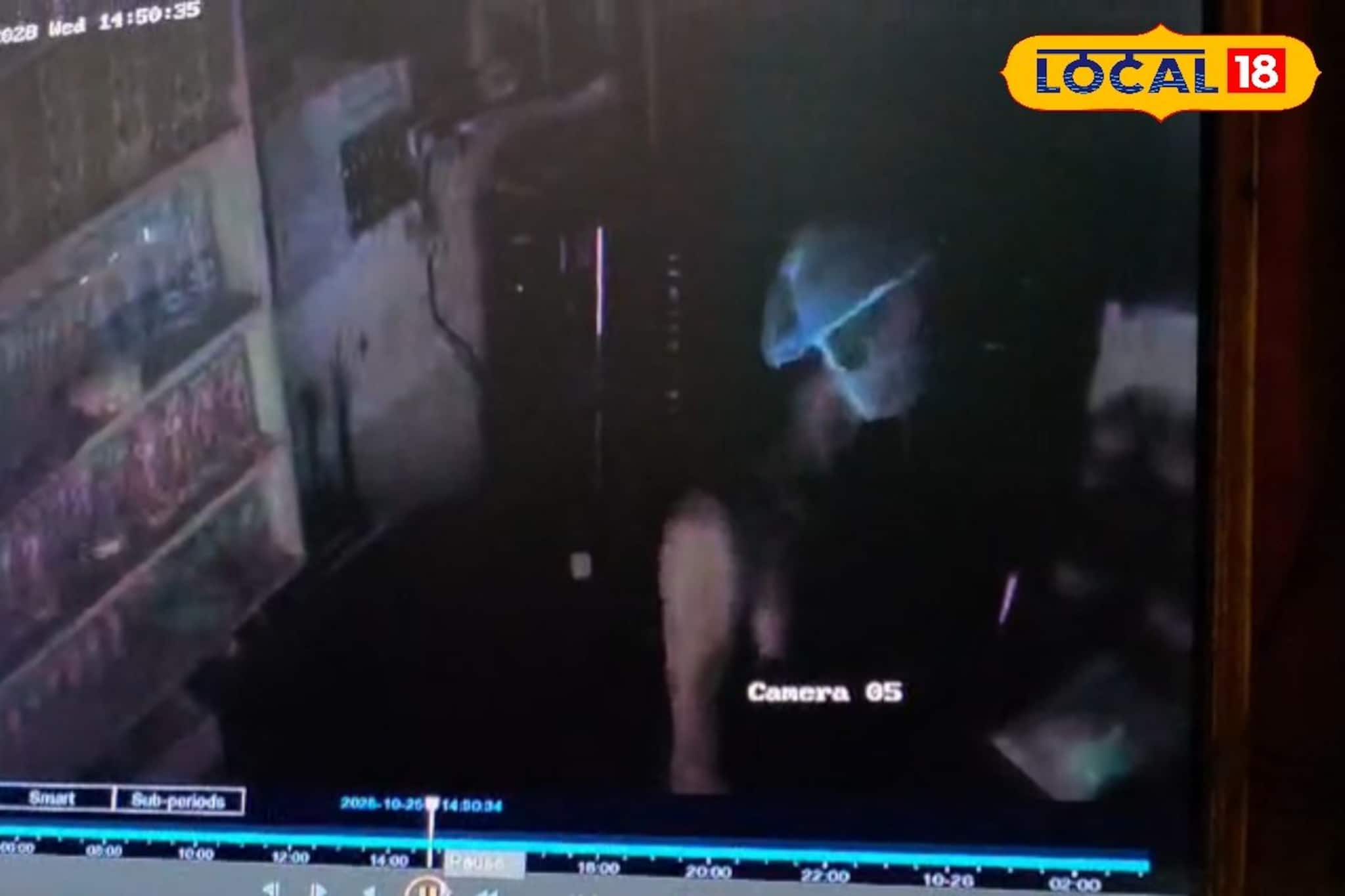 মিষ্টির দোকান থেকে উধাও ৪০ হাজার টাকা, সিসিটিভি ফুটেজে ভাইরাল চোরের কীর্তি মিষ্টির দোকান থেকে উধাও ৪০ হাজার টাকা, সিসিটিভি ফুটেজে ভাইরাল চোরের কীর্তি