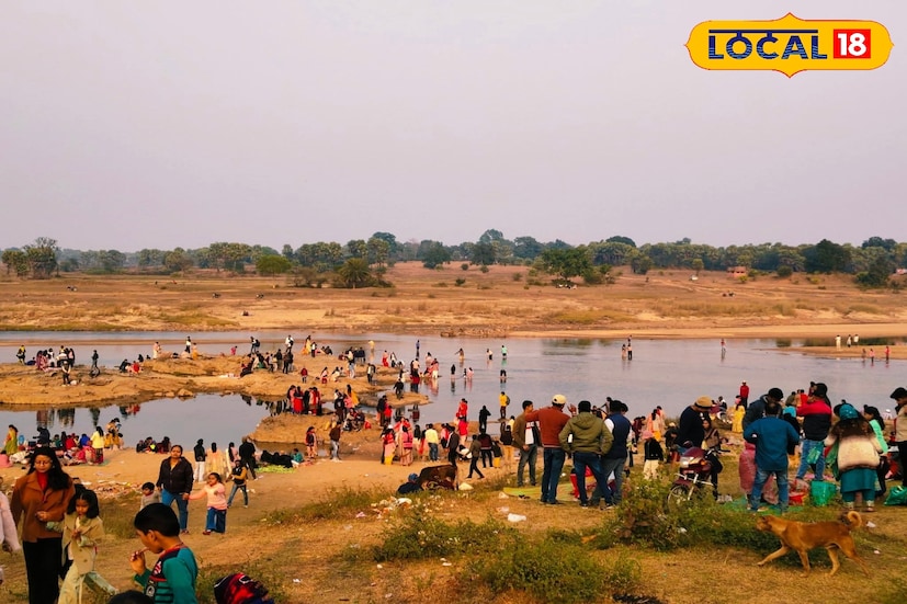 সুদূর ছোটনাগপুর মালভূমিতে অজয় নদের উৎপত্তি। দীর্ঘদিন ধরে বীরভূম ও দুই বর্ধমানের (পূর্ব ও পশ্চিম) খনি ও শিল্পাঞ্চলের মানুষের সুখ-দুঃখের সাক্ষী এই নদ। সময়ের সঙ্গে রূপ কিছুটা বদলালেও বর্ষবরণে অজয় নদই আজও এলাকার মানুষের সবচেয়ে প্রিয় গন্তব্য হয়ে উঠেছে। (ছবি ও তথ্যঃ সুদীপ্ত গড়াই)