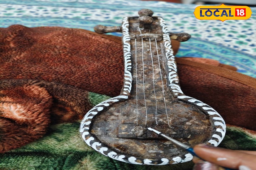 সৃজনশীলতা ও সমাজসেবার এক অনন্য দৃষ্টান্ত স্থাপন করলেন মাজদিয়া এলাকার গৃহবধূ পাপিয়া কর। সম্প্রতি তিনি ফেলে দেওয়া নারকেলের মালা ব্যবহার করে একটি তানপুরা ও তবলার সেট তৈরি করেছেন, যা ইতিমধ্যেই এলাকায় প্রশংসা কুড়িয়েছে। (ছবি ও তথ্য: মৈনাক দেবনাথ)