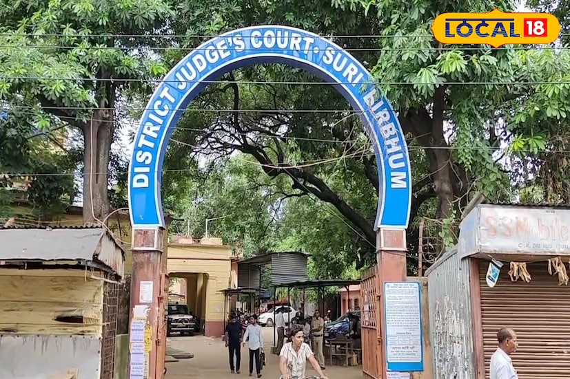 সিউড়ি আদালত চত্বরে একটি বটগাছে ঘুড়ির মাঞ্জা সুতোয় পা আটকে ছটফট করছিল একটি পেঁচা। বিষয়টি নজরে আসে স্থানীয় বাসিন্দাদের। গাছের ডালপালায় জড়িয়ে থাকা মাঞ্জা সুতোয় আটকে পড়ায় পেঁচাটি নড়াচড়া করতে পারছিল না এবং তার প্রাণনাশের আশঙ্কা দেখা দেয়। (ছবি ও তথ্য: সুদীপ্ত গড়াই)