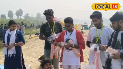 পিকনিক করতে আসা মানুষের ভিড়ে টহল দিচ্ছে যুবক-যুবতীরা