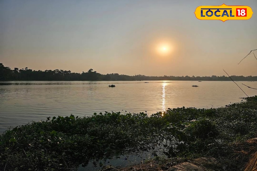 উত্তর ২৪ পরগনা, রুদ্র নারায়ণ রায়: প্রকৃতি যেন থমকে গিয়েছে এখানে, শীতের মৌসুমে প্রকৃতির কোলে এই জায়গায় আসলে আর ফিরে যেতে ইচ্ছে করে না কোলাহলের জীবনে। তাই প্রকৃতিপ্রেমীদের কাছে জেলার অন্যতম আকর্ষণীয় স্থান গোবরডাঙ্গার এই বাওর। আগে এটি যমুনার সঙ্গে যুক্ত ছিল। নদীর জোয়ার ভাটার প্রভাব পড়ত এই বাওরে। এরপর যমুনা মজে তৈরি হয় অশ্বক্ষুরাকৃতি হ্রদ। মহিলাদের হাতের কাঁকনের মতো আকৃতি হওয়ায়, এই বাওরের নাম হয় কঙ্কোনা বাওর বলেন এলাকার মানুষজন