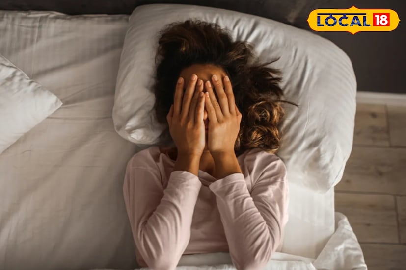 *রাতে ঘুমের মধ্যেই হঠাৎ বুকের উপর ভারী কিছু চেপে বসেছে—এমন অনুভূতি হয়, চারপাশের সবকিছু বুঝতে পারলেও শরীর নড়াচড়া করা যায় না। চিৎকার করতে চাইলেও গলা দিয়ে শব্দ বেরোয় না। এই ভয়ঙ্কর অভিজ্ঞতাই মূলত স্লিপ প্যারালাইসিস। অনেকেই একে অলৌকিক বা ভয়ের ঘটনা বলে ভুল করেন, অথচ এটি একটি পরিচিত ঘুমজনিত সমস্যা।