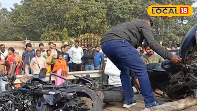 দুর্ঘটনাগ্রস্থ বাইকগুলিকে নিয়ে যাওয়া হচ্ছে