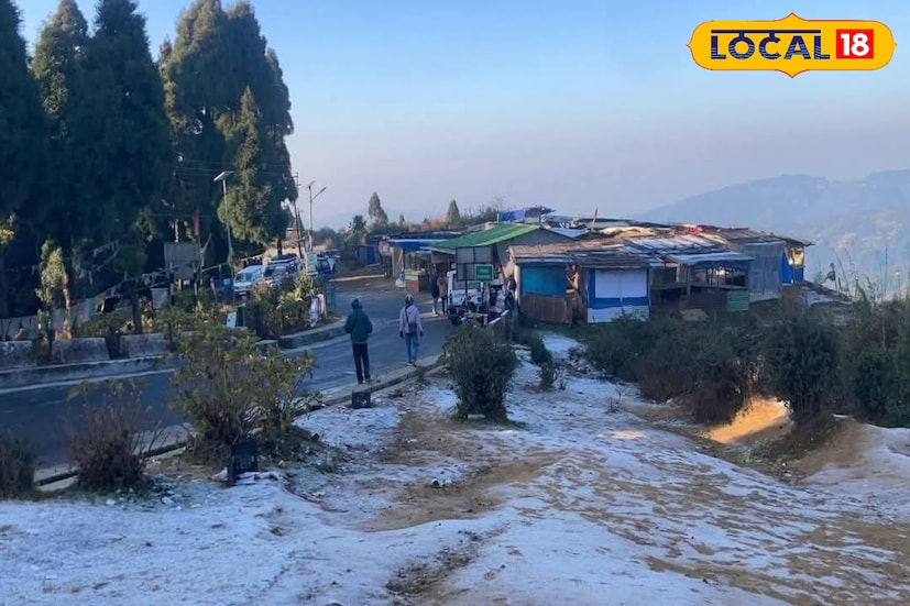 *সিকিম: বছরের শুরুতেই প্রকৃতির অপূর্ব রূপে ধরা দিল সিকিম। ভারত–চিন সীমান্ত সংলগ্ন ছাঙ্গুলেক (ত্সোমগো লেক) ও বাবা মন্দির এলাকায় শুরু হয়েছে তুষারপাত। প্রায় ১২,৪০০ ফুট উচ্চতায় অবস্থিত এই অঞ্চলে শনিবার দুপুরের পর থেকেই ঝিরঝিরে বরফ পড়তে শুরু করে, যা মুহূর্তেই পর্যটকদের মধ্যে উচ্ছ্বাস ছড়িয়ে দেয়।