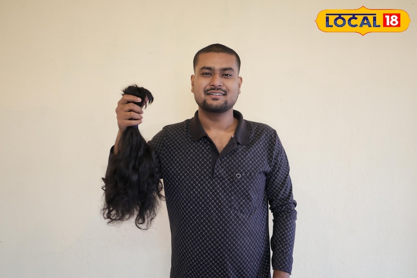বীরভূমের দুবরাজপুর থেকে উঠে এল এক অনন্য মানবিক উদ্যোগ। ক্যানসার আক্রান্তদের পাশে দাঁড়াতে নিজের সযত্নে রাখা ১৭ ইঞ্চি লম্বা চুল দান করলেন দুবরাজপুর শহরের বাসিন্দা যুবক বিশ্বরূপ দাস। রক্তদান, বস্ত্রদান বা অঙ্গদানের কথা শোনা গেলেও একজন যুবকের চুল দানের ঘটনা এলাকায় আলাদা করে নজর কেড়েছে। (ছবি ও তথ্য: সুদীপ্ত গড়াই)