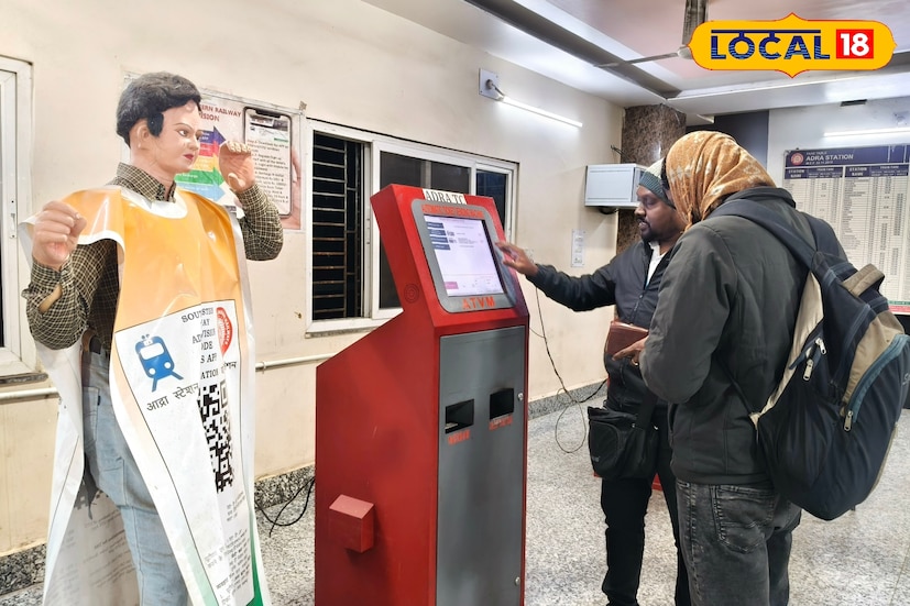 রেলযাত্রীদের ট্রেনের টিকিট কাটাকে আরও সহজ ও সুবিধাজনক করতে মোবাইল অ্যাপ ইউটিএস (UTS) ব্যবহারে এক অভিনব উদ্যোগ নিয়েছে রেল কর্তৃপক্ষ। দক্ষিণ-পূর্ব রেলের আদ্রা ডিভিশনে যাত্রীদের দৃষ্টি আকর্ষণের জন্য বসানো হয়েছে মাটির তৈরি দুটি লোকশিল্পধর্মী পুতুল। পুতুলগুলোর গায়ে ইউটিএস অ্যাপের প্রচারমূলক ব্যানার লাগানো হয়েছে এবং তার সঙ্গে সংযুক্ত করা হয়েছে একটি কিউআর কোড। (ছবি ও তথ্য: শান্তনু দাস)