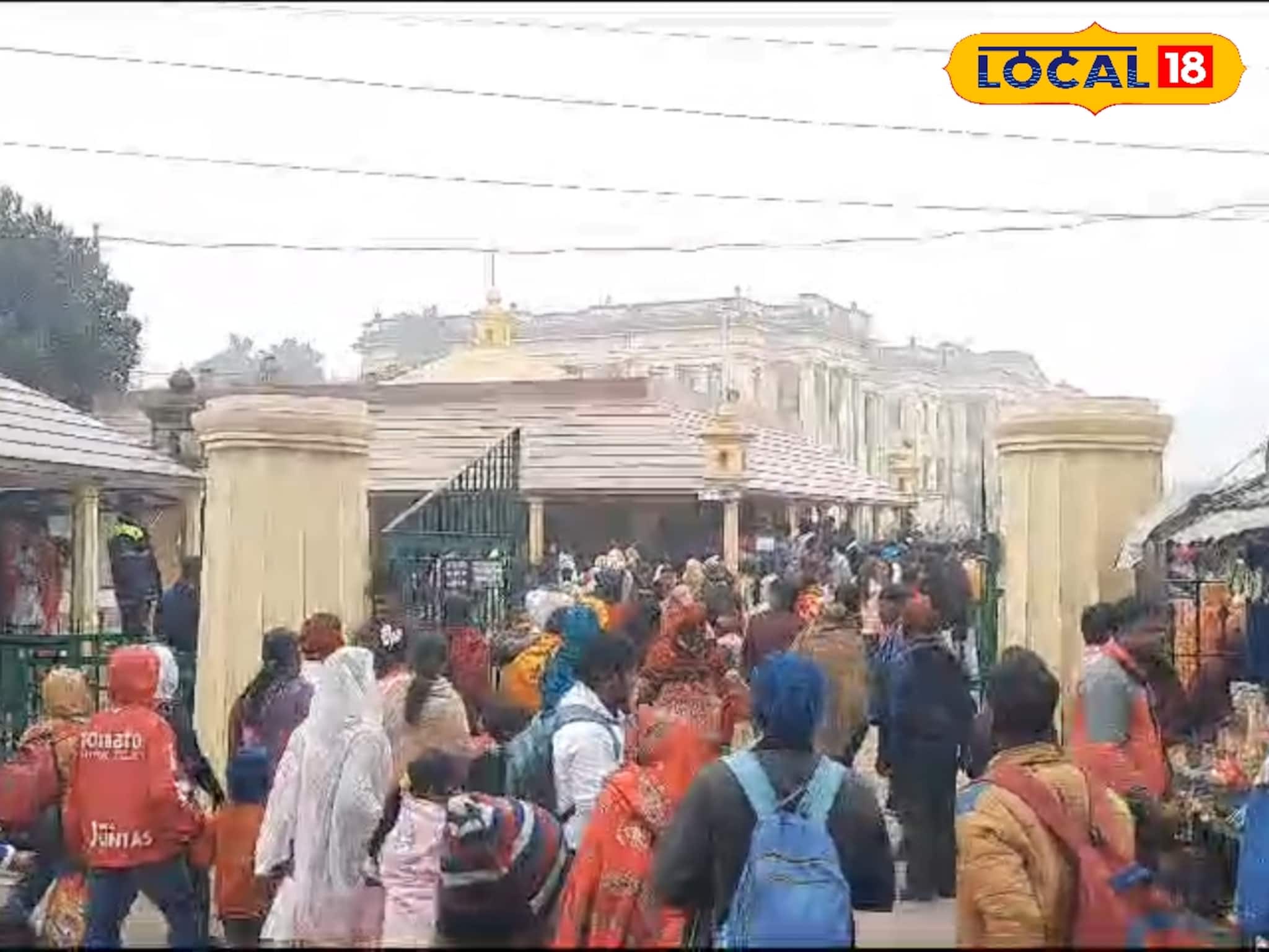 জানুয়ারির প্রথম সপ্তাহে পর্যটকদের ভিড় হাজারদুয়ারীতে! নতুন করে লাভের পথে পর্যটনশিল্প জানুয়ারির প্রথম সপ্তাহে পর্যটকদের ভিড় হাজারদুয়ারীতে! নতুন করে লাভের পথে পর্যটনশিল্প