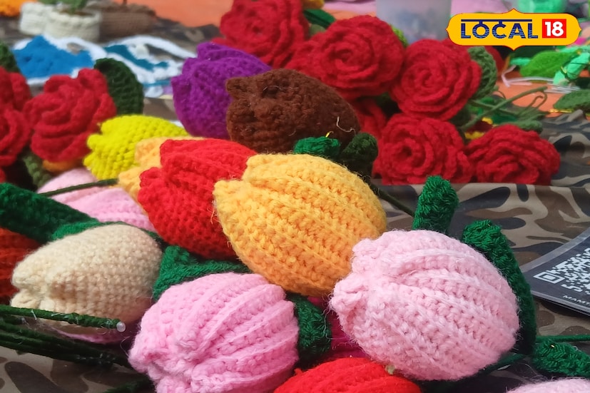 মমতাজের হাতে উল কুরুশ কাঠিতে ফুটছে গোলাপ সূর্যমুখী টিউলিপ এর মত নানা ফুল! এই ফুল মৌমাছির মতোই আকৃষ্ট হচ্ছে ক্রেতাদের চোখ। মেলায় রীতিমতো চাহিদার সঙ্গে বিক্রি হচ্ছে ফুলের তৈরি ফুল। (ছবি ও তথ্য: রাকেশ মাইতি)