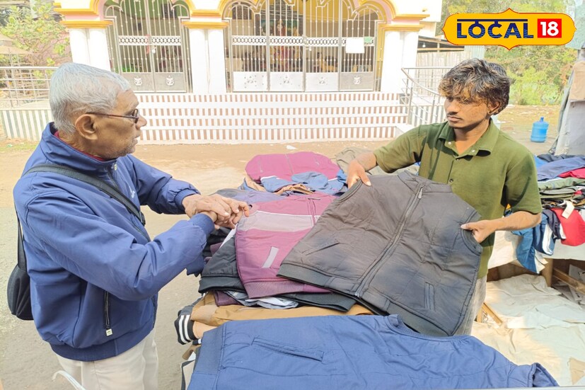 হাড় কাঁপানো শীতে ফের প্রকৃত অর্থেই পৌষ মাসের আবহ ফিরে এসেছে কালনায়। কনকনে ঠান্ডায় জনজীবন যখন নাস্তানাবুদ, তখন এই শীতই আশীর্বাদ হয়ে উঠেছে শীতপোশাকের ব্যবসায়ীদের কাছে। গত কয়েক বছরে শীতের অনিয়মিত আচরণে যে মরশুমি ব্যবসা প্রায় মুখ থুবড়ে পড়েছিল, এ বছর তার ঘুরে দাঁড়ানোর স্পষ্ট ইঙ্গিত মিলছে।তথ্য ও ছবি: বনোয়ারীলাল চৌধুরী