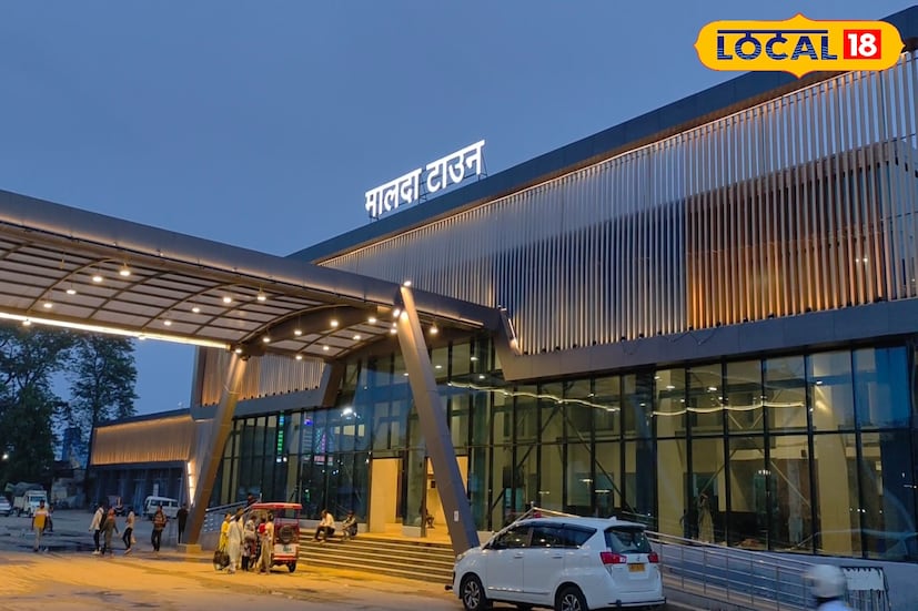 এয়ারপোর্টের আদলে আর‌ও ঝাঁ চকচকে হবে মালদহ টাউন স্টেশন। এবারে দ্রুত কাজ সম্পন্ন করার জন্য মালদহ টাউন স্টেশন পরিদর্শনে করলেন ভারতীয় রেল বোর্ডের চেয়ারম্যান সতীশ কুমার। (ছবি ও তথ্য: জিএম মোমিন)