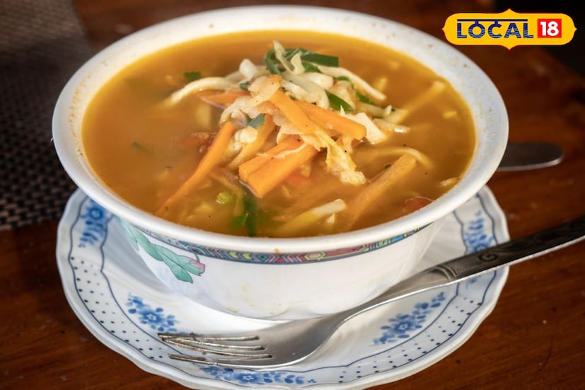 *দার্জিলিং, ঋত্বিক ভট্টাচার্য: শীত পড়তেই পাহাড়ি এলাকায় নেপালি পরিবারগুলোর রান্নাঘর থেকে ভেসে আসে এক বিশেষ গন্ধ। সেই গন্ধের নাম শকপা (Shakpa)—একটি ঐতিহ্যবাহী নেপালি গরম ঝোল, যা শুধু খাবার নয়, শীতের দিনে শরীর–মন গরম রাখার এক পুরনো অভ্যাস। সবজি, ডাল ও মাংসের মিশেলে তৈরি এই ঘন ঝোল বহু বছর ধরেই দার্জিলিং, কালিম্পং, সিকিম ও উত্তরবঙ্গের পাহাড়ি অঞ্চলে শীতের অপরিহার্য খাদ্য হিসেবে পরিচিত।