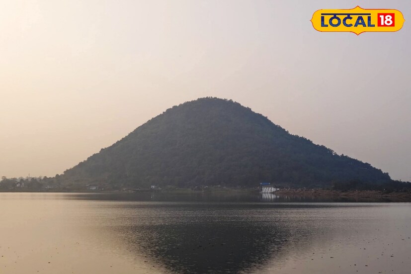 শীত হোক কিংবা বর্ষা, পুরুলিয়ার ছোট্ট স্বপ্নপুরী বড়ন্তি প্রতিটা ঋতুতেই নিজেকে নতুন সাজে মেলে ধরে। পাহাড়, জল আর সবুজের অপূর্ব মেলবন্ধনে গড়ে ওঠা এই নিরিবিলি জনপদ প্রকৃতিপ্রেমীদের কাছে নিঃসন্দেহে এক স্বর্গভূমি। শহরের কোলাহল আর যান্ত্রিক জীবনের বাইরে এসে বড়ন্তি যেন শান্তির এক নিঃশ্বাস। (ছবি ও তথ্য: শান্তনু দাস)