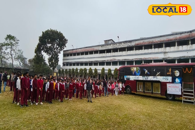 উত্তর দিনাজপুর, ঋত্বিক ভট্টাচার্য : মহাকাশ গবেষণার রহস্য আর সম্ভাবনাকে ছাত্রছাত্রীদের আরও কাছাকাছি পৌঁছে দিতে ইসলামপুরে এল ইসরোর অভিনব উদ্যোগ। ভারতীয় মহাকাশ গবেষণা সংস্থা (ISRO)-র প্রকল্প ‘Space on Wheels’–এর ভ্রাম্যমান প্রদর্শনী গাড়ি এসে পৌঁছাল ইসলামপুরের ক্ষুদিরামপল্লী সুকান্ত স্মৃতি বিদ্যাপীঠে। মহাকাশকে বইয়ের পাতার গণ্ডি ছাড়িয়ে বাস্তব অভিজ্ঞতায় রূপ দিতে এই উদ্যোগ যে কতটা কার্যকর, তা চোখে পড়ছে স্কুল চত্বরে পা রাখলেই। উত্তর দিনাজপুর, ঋত্বিক ভট্টাচার্য : মহাকাশ গবেষণার রহস্য আর সম্ভাবনাকে ছাত্রছাত্রীদের আরও কাছাকাছি পৌঁছে দিতে ইসলামপুরে এল ইসরোর অভিনব উদ্যোগ। ভারতীয় মহাকাশ গবেষণা সংস্থা (ISRO)-র প্রকল্প ‘Space on Wheels’–এর ভ্রাম্যমান প্রদর্শনী গাড়ি এসে পৌঁছাল ইসলামপুরের ক্ষুদিরামপল্লী সুকান্ত স্মৃতি বিদ্যাপীঠে। মহাকাশকে বইয়ের পাতার গণ্ডি ছাড়িয়ে বাস্তব অভিজ্ঞতায় রূপ দিতে এই উদ্যোগ যে কতটা কার্যকর, তা চোখে পড়ছে স্কুল চত্বরে পা রাখলেই।
