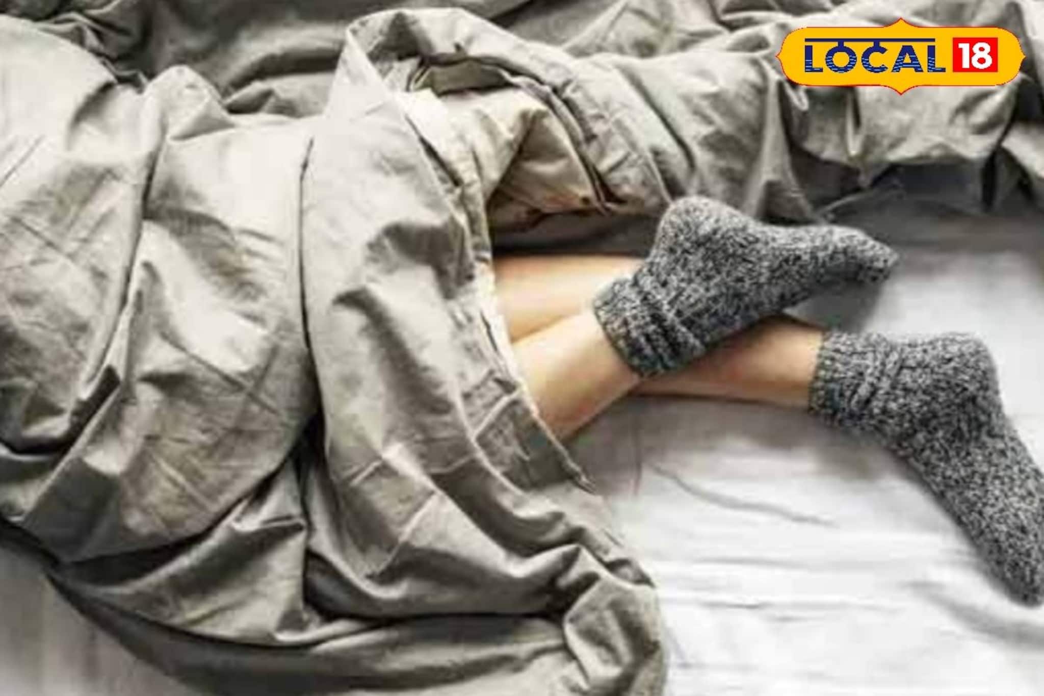 শীতের রাতে মোজা পরে ঘুমানোর অভ্যাস? অজান্তেই নিজের শরীরের ক্ষতি করছেন না তো!