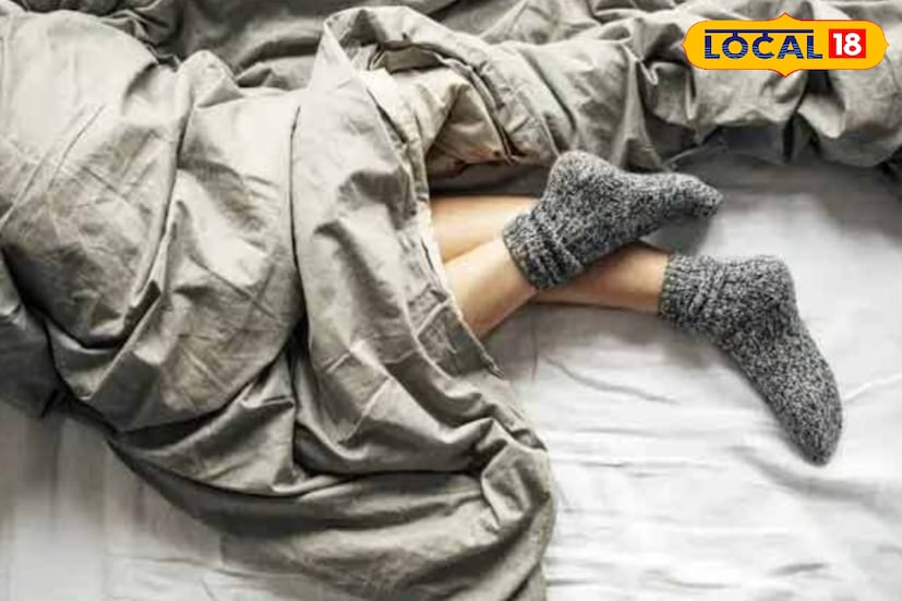 শীত পড়তেই অনেকেরই সবচেয়ে বড় সমস্যা হয়ে দাঁড়ায় ঠান্ডা হাত-পা। কম্বল গায়ে দিয়েও যখন আরাম মেলে না, তখন অনেকেই বাধ্য হয়ে মোজা পরে ঘুমোন। সাময়িক আরাম দিলেও এই অভ্যাস যে শরীরের জন্য ক্ষতিকর হতে পারে, তা অনেকেই জানেন না। শীত পড়তেই অনেকেরই সবচেয়ে বড় সমস্যা হয়ে দাঁড়ায় ঠান্ডা হাত-পা। কম্বল গায়ে দিয়েও যখন আরাম মেলে না, তখন অনেকেই বাধ্য হয়ে মোজা পরে ঘুমোন। সাময়িক আরাম দিলেও এই অভ্যাস যে শরীরের জন্য ক্ষতিকর হতে পারে, তা অনেকেই জানেন না।