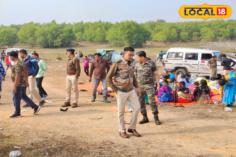 বীরভূম জেলায় শীত এলেই যে সব জায়গায় পিকনিকের আসর বসে, তার মধ্যে অন্যতম তাপবিদ্যুৎ কেন্দ্র সংলগ্ন বক্রেশ্বর নীল নির্জন জলাধার। প্রতি বছরের মতো এবারও ২৫ ডিসেম্বর থেকে শুরু করে জানুয়ারি ও ফেব্রুয়ারির শেষ দিক পর্যন্ত এখানে প্রচুর সংখ্যায় পিকনিকের দল আসছেন এবং আসবেন বলে মনে করা হচ্ছে। (ছবি ও তথ্য: সুদীপ্ত গড়াই)