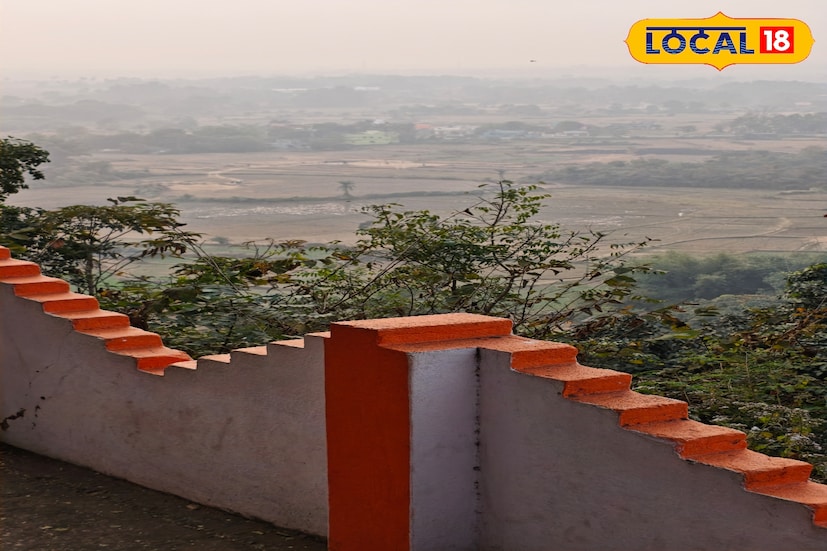 বাঁকুড়া জেলায় জানুয়ারির শুরুতেই ফের জাঁকিয়ে বসেছে শীত। ভারতীয় আবহাওয়া দফতর তথ্য অনুযায়ী, বুধবার সকালে বাঁকুড়ায় সর্বোচ্চ তাপমাত্রা ছিল প্রায় ২১ ডিগ্রি সেলসিয়াস এবং সর্বনিম্ন নেমেছে ৮ ডিগ্রির কাছাকাছি। ভোরের দিকে ঘন কুয়াশা ও ঠান্ডা হাওয়ায় স্বাভাবিক জীবনযাত্রায় প্রভাব পড়েছে। সকালের আর্দ্রতা ছিল ৮০ শতাংশের বেশি, ফলে ঠান্ডার অনুভূতি আরও তীব্র হয়েছে।