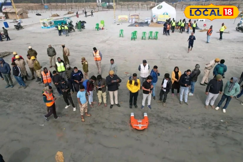 গঙ্গাসাগরে এবার লাইফবয় ওয়াটার ড্রোন উদ্ধার করবে ডুবন্ত পূণ্যার্থীদের। পুণ্যস্নানের সময় সাগরে ডুবে যাওয়ার ঘটনা এড়াতে এবার রিমোট কন্ট্রোলড লাইফবয় ওয়াটার ড্রোন মোতায়েন করছে রাজ্য। যা সাড়া ফেলে দিয়েছে ইতিমধ্যেই। (ছবি ও তথ্য: নবাব মল্লিক) গঙ্গাসাগরে এবার লাইফবয় ওয়াটার ড্রোন উদ্ধার করবে ডুবন্ত পূণ্যার্থীদের। পুণ্যস্নানের সময় সাগরে ডুবে যাওয়ার ঘটনা এড়াতে এবার রিমোট কন্ট্রোলড লাইফবয় ওয়াটার ড্রোন মোতায়েন করছে রাজ্য। যা সাড়া ফেলে দিয়েছে ইতিমধ্যেই। (ছবি ও তথ্য: নবাব মল্লিক)