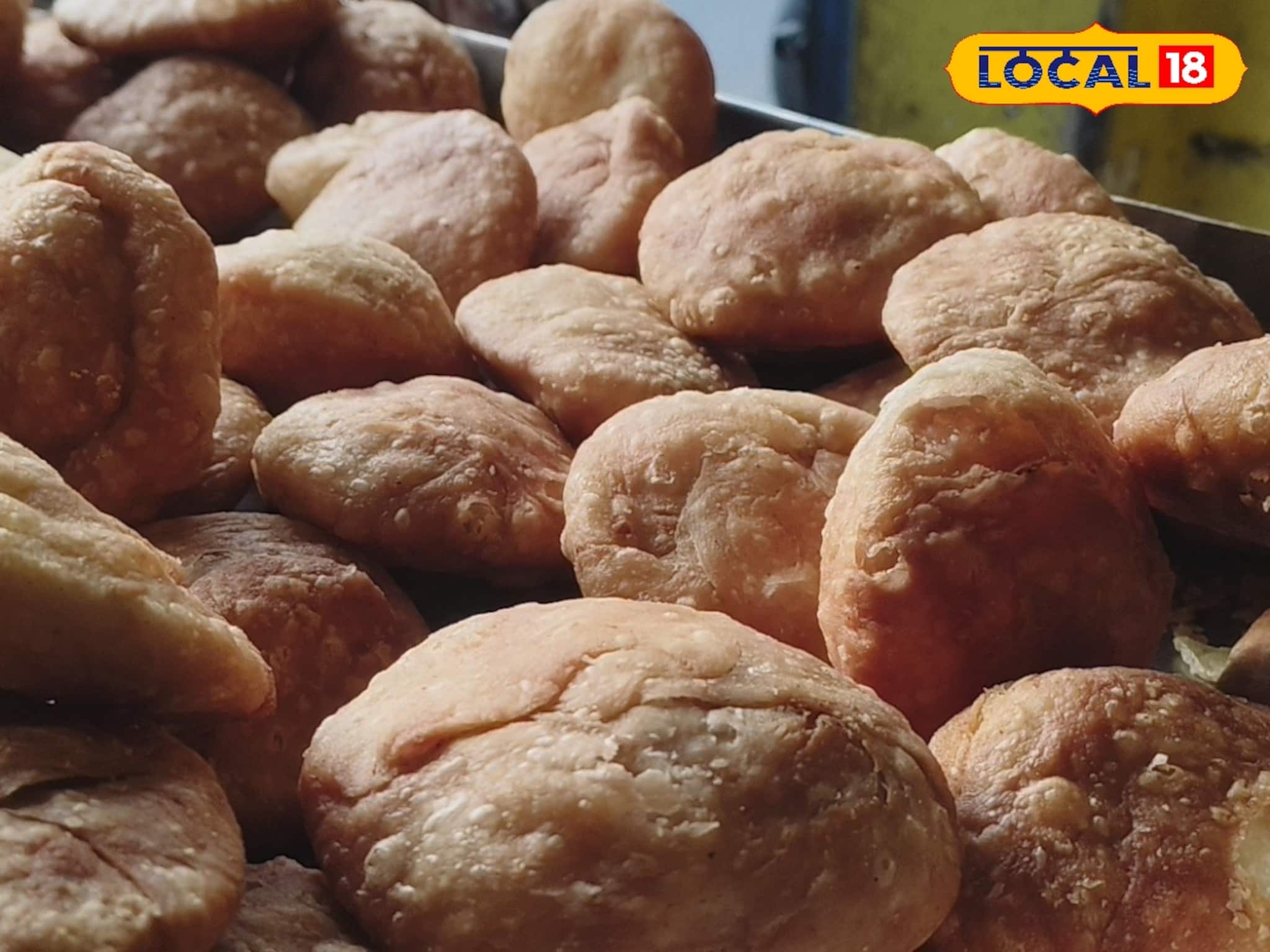 শীতে গরম কচুরির ধোঁয়া ওঠা আড্ডা; জলপাইগুড়ির ‘বিশ্বনাথ’ আজও অপ্রতিদ্বন্দ্বী শীতে গরম কচুরির ধোঁয়া ওঠা আড্ডা; জলপাইগুড়ির ‘বিশ্বনাথ’ আজও অপ্রতিদ্বন্দ্বী