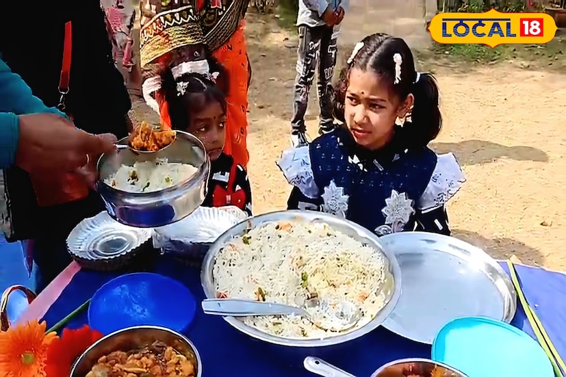 স্কুলে এদিন মিড ডে মিল নয়, বিদ্যালয়ে পাওয়া গেল জঙ্গলমহলের বিভিন্ন ধরনের খাবার। বিভিন্ন ধরনের পিঠা থেকে শুরু করে মুখরোচক খাবার বিক্রি করল ক্ষুদে পড়ুয়ারা। কিনে খেল অন্যরা। পড়াশোনা নয়, বরং এক আনন্দ অনুষ্ঠানে মাতল ছোট ছোট পড়ুয়ারা। জঙ্গলমহলের একাধিক বিদ্যালয়ে আয়োজিত হল ফুড ফেস্টিভ্যাল। (ছবি ও তথ্য: রঞ্জন চন্দ) স্কুলে এদিন মিড ডে মিল নয়, বিদ্যালয়ে পাওয়া গেল জঙ্গলমহলের বিভিন্ন ধরনের খাবার। বিভিন্ন ধরনের পিঠা থেকে শুরু করে মুখরোচক খাবার বিক্রি করল ক্ষুদে পড়ুয়ারা। কিনে খেল অন্যরা। পড়াশোনা নয়, বরং এক আনন্দ অনুষ্ঠানে মাতল ছোট ছোট পড়ুয়ারা। জঙ্গলমহলের একাধিক বিদ্যালয়ে আয়োজিত হল ফুড ফেস্টিভ্যাল। (ছবি ও তথ্য: রঞ্জন চন্দ)