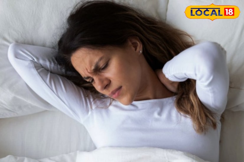 শরীর সুস্থ রাখতে পর্যাপ্ত ও গভীর ঘুম অত্যন্ত জরুরি। ঠিকমতো ঘুম না হলে সারাদিনই ক্লান্তি, বিরক্তি ও অমনোযোগ লেগে থাকে। কিন্তু অনেকেই জানেন না—এই ঘুমের গুণগত মান অনেকটাই নির্ভর করে ব্যবহৃত বালিশের উপর। সঠিক বালিশ না হলে ঘুম যেমন ব্যাহত হয়, তেমনই শরীরে দেখা দিতে পারে নানা জটিলতা।