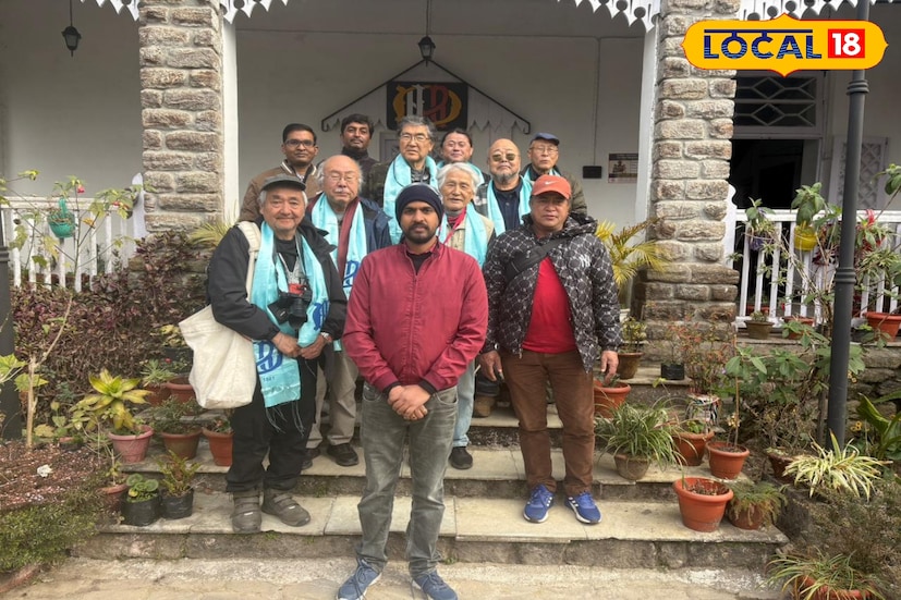 দার্জিলিং হিমালয়ান রেলওয়ে (ডিএইচআর)-এর সঙ্গে এক আবেগঘন ও দীর্ঘ সম্পর্কের আরও এক স্মরণীয় অধ্যায়ের সাক্ষী থাকল পাহাড়। ইউনেস্কো স্বীকৃত এই ঐতিহ্যবাহী পাহাড়ি রেলপথে ৩৬'তম বারের মতো পদার্পণ করলেন জাপানের টোকিও নিবাসী প্রবীণ রেলপ্রেমী সিইয়া সুগাওয়াররা। মঙ্গলবার ডিএইচআর-এর সদর দফতর এলিসিয়া প্লেসে তাঁকে সংবর্ধনা জানানো হয়, যা রেল কর্তৃপক্ষের পক্ষ থেকে এক বিরল সম্মান। (ছবি ও তথ্য: ঋত্বিক ভট্টাচার্য) দার্জিলিং হিমালয়ান রেলওয়ে (ডিএইচআর)-এর সঙ্গে এক আবেগঘন ও দীর্ঘ সম্পর্কের আরও এক স্মরণীয় অধ্যায়ের সাক্ষী থাকল পাহাড়। ইউনেস্কো স্বীকৃত এই ঐতিহ্যবাহী পাহাড়ি রেলপথে ৩৬'তম বারের মতো পদার্পণ করলেন জাপানের টোকিও নিবাসী প্রবীণ রেলপ্রেমী সিইয়া সুগাওয়াররা। মঙ্গলবার ডিএইচআর-এর সদর দফতর এলিসিয়া প্লেসে তাঁকে সংবর্ধনা জানানো হয়, যা রেল কর্তৃপক্ষের পক্ষ থেকে এক বিরল সম্মান। (ছবি ও তথ্য: ঋত্বিক ভট্টাচার্য)