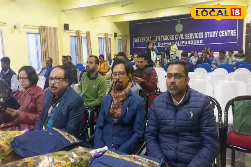 নদী ও মানব সভ্যতার পারস্পরিক সম্পর্ক নিয়ে এক গুরুত্বপূর্ণ আলোচনা সভার আয়োজন করা হয়েছে আলিপুরদুয়ার বিশ্ববিদ্যালয়ে। এই সেমিনারে দেশের বিভিন্ন প্রান্ত থেকে আগত নদী বিশেষজ্ঞরা অংশগ্রহণ করেছেন। আলিপুরদুয়ার বিশ্ববিদ্যালয়ের ভূগোল এবং ইতিহাস বিভাগের পড়ুয়াদের উপস্থিতি ছিল চোখে পড়ার মতো। (ছবি ও তথ্য: অনন্যা দে:)