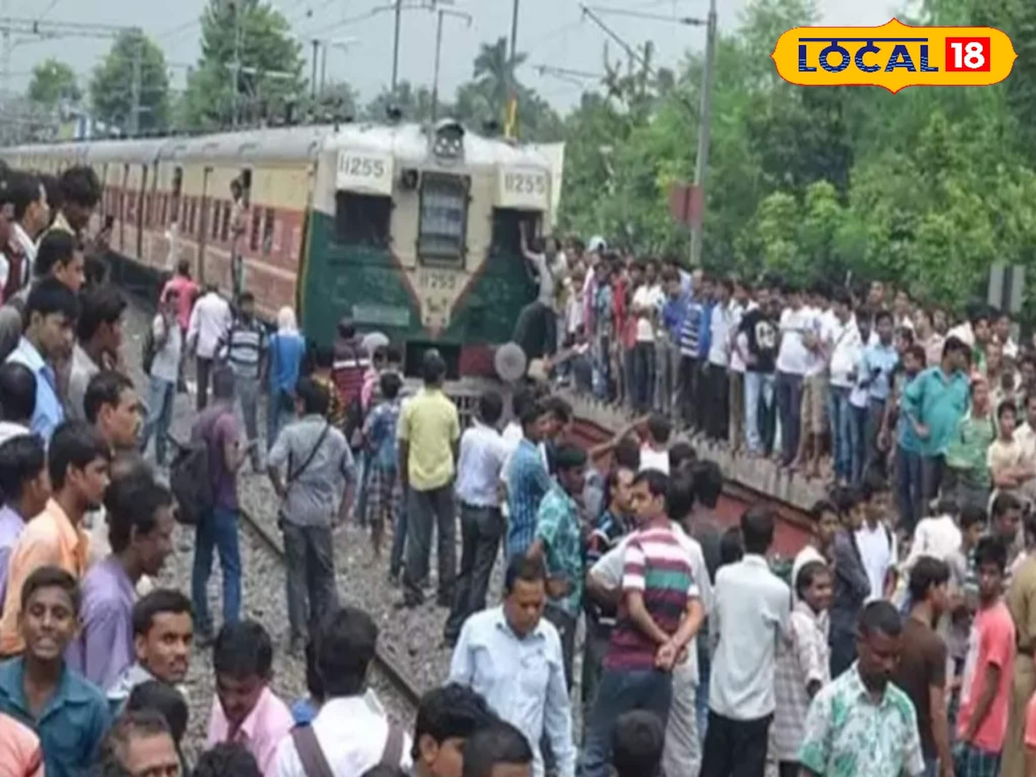 সোনারপুরে ট্রেন লেট, চরম ভোগান্তি! নিত্যযাত্রীদের অবরোধে শিয়ালদহ শাখায় বিঘ্ন