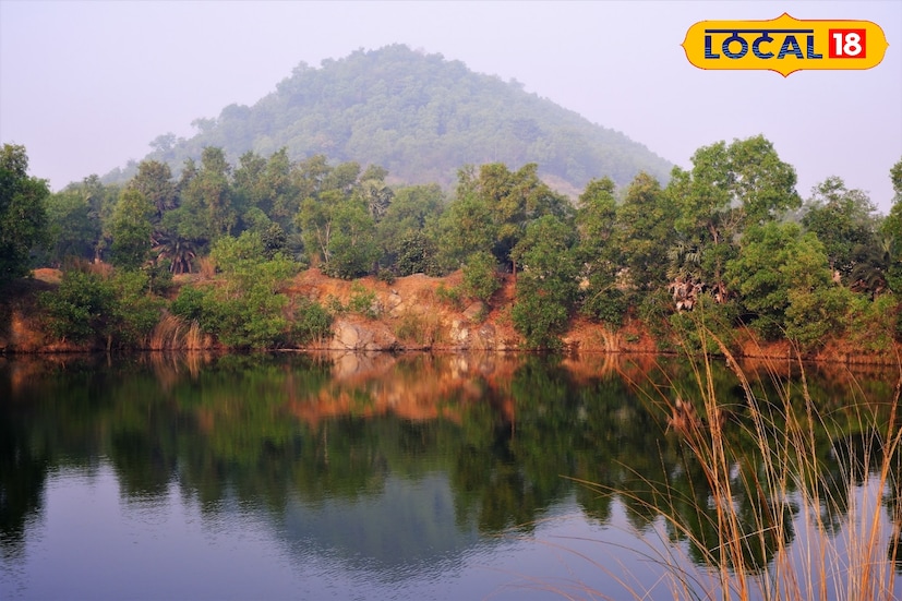 *পাহাড়পুর, নামেই রয়েছে পাহাড়। কিন্তু নামে যা নেই, বাস্তবে তার চেয়েও অনেক বেশি কিছু লুকিয়ে আছে এখানে। উজাড় করা প্রকৃতির রুক্ষ সৌন্দর্য, ঢেউ খেলানো মালভূমি, অভ্রের খনি, শান্তভাবে বয়ে চলা দ্বারকেশ্বর নদী, সবুজ চাষের ক্ষেত আর গ্রামীণ সাদামাঠা জীবন, সব মিলিয়ে পাহাড়পুর যেন প্রকৃতির এক নিরাভরণ রূপ। নতুন বছরে শহরের কোলাহল থেকে দূরে, নিরিবিলি ছুটি কাটাতে চাইলে পাহাড়পুর হতে পারে আদর্শ গন্তব্য।