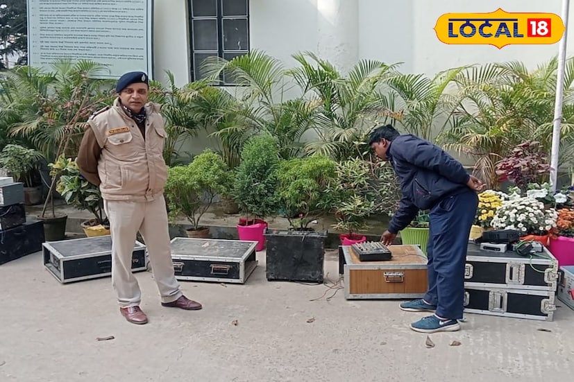 শীতকাল মানেই পিকনিকের মরশুম। আর এখনকার অধিকাংশ পিকনিক স্পটে উচ্চস্বরে বাজতে থাকে ডিজে। শব্দদানবের তাণ্ডবে নাজেহাল হতে হয় আশেপাশের মানুষকে। এবার সেই পিকনিক স্পট থেকেই ছ'টি DJ বক্স ও মিক্সার মেশিন বাজেয়াপ্ত করল হরিহরপাড়া থানার পুলিশ। আগামী দিনেও এই ধরনের অভিযান চালানো হবে বলে জানানো হয়েছে। পুলিশের ভুমিকায় খুশি হরিহরপাড়ার বাসিন্দারা। (ছবি ও তথ্যঃ কৌশিক অধিকারী)