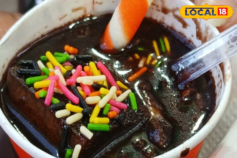 হট কেকের মত উলুবেড়িয়ায় দারুন চাইদার সঙ্গে বিক্রি হচ্ছে হট চকলেট! এবারের উলুবেড়িয়া বই ও খাদ্য মেলায় আকর্ষণে 'হট চকলেট ' । হরেক খাবারের ভিড়ে রীতিমত এই ' হট চকলেট ' স্টলই সকলের নজর কাড়ছে। এই জিনিস সাধারনের মনে চকলেট ধারণাকেই বদলে দেবে। (ছবি ও তথ্য: রাকেশ মাইতি)