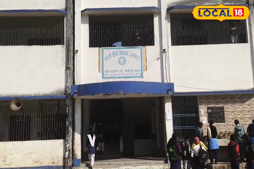 স্টুডেন্ট উইকের শেষ দিনে যেন উৎসবের রঙে রঙিন হয়ে উঠল ভারতী হিন্দি বিদ্যালয়। বৃহস্পতিবার বিদ্যালয় প্রাঙ্গণে পা রাখতেই নাকে ভেসে আসে নানা রকম খাবারের গন্ধ, চোখে পড়ে সাজানো স্টল আর মুখে মুখে উচ্ছ্বাস। এভাবেই স্টুডেন্ট উইকের সমাপ্তি টানল এক বর্ণাঢ্য ফুড ফেস্টিভ্যাল। (ছবি ও তথ্য ঋত্বিক ভট্টাচার্য)