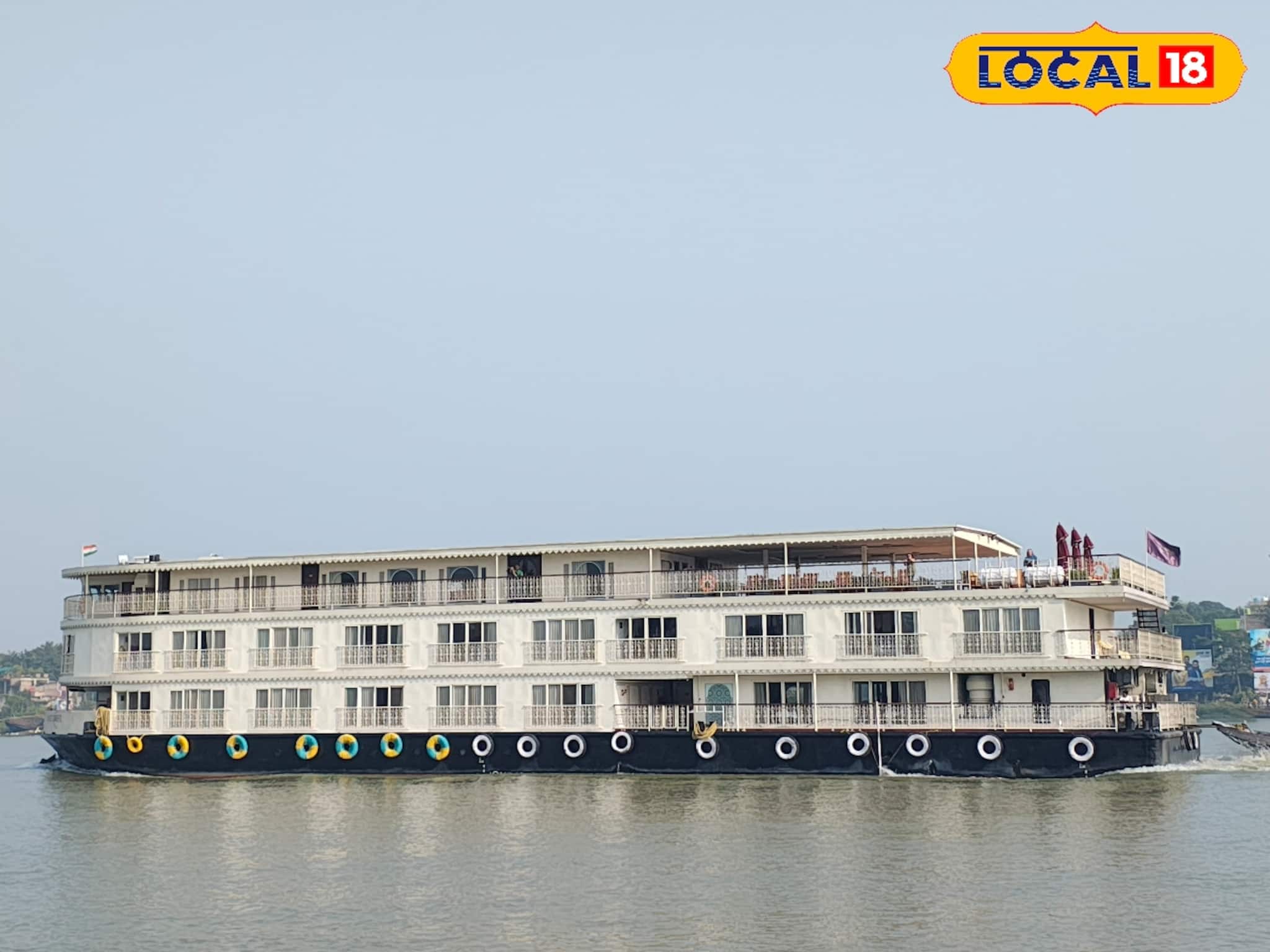 নবদ্বীপের গঙ্গায় হঠাৎই বিলাসবহুল জাহাজ, চমকে উঠলেন দুই পাড়ের মানুষ