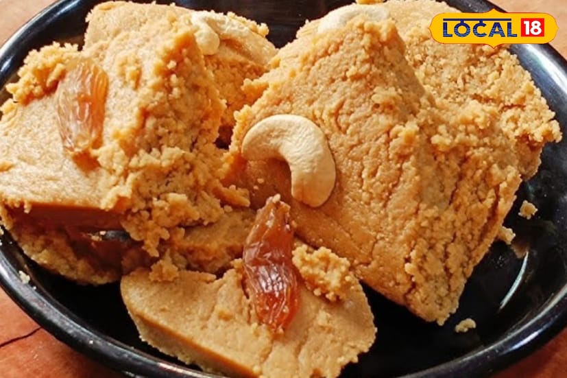 শীত মানেই নলেন গুড়ের মিষ্টি গন্ধে মন ভরে ওঠা। খেজুর রস থেকে তৈরি এই বিশেষ গুড় বাঙালির শীতের খাবারের অবিচ্ছেদ্য অংশ। নলেন গুড়ের সন্দেশ শুধু একটি মিষ্টান্ন নয়, এটি শীতের উৎসব, পারিবারিক আড্ডা আর বাঙালির রসনার সঙ্গে গভীরভাবে জড়িয়ে থাকা এক ঐতিহ্য। বাইরে থেকে কেনার বদলে বাড়িতেই খুব সহজে বানানো যায় এই সুস্বাদু সন্দেশ।